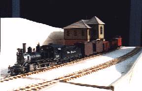 Der erste komplette Zug im Bahnhofsbereich
